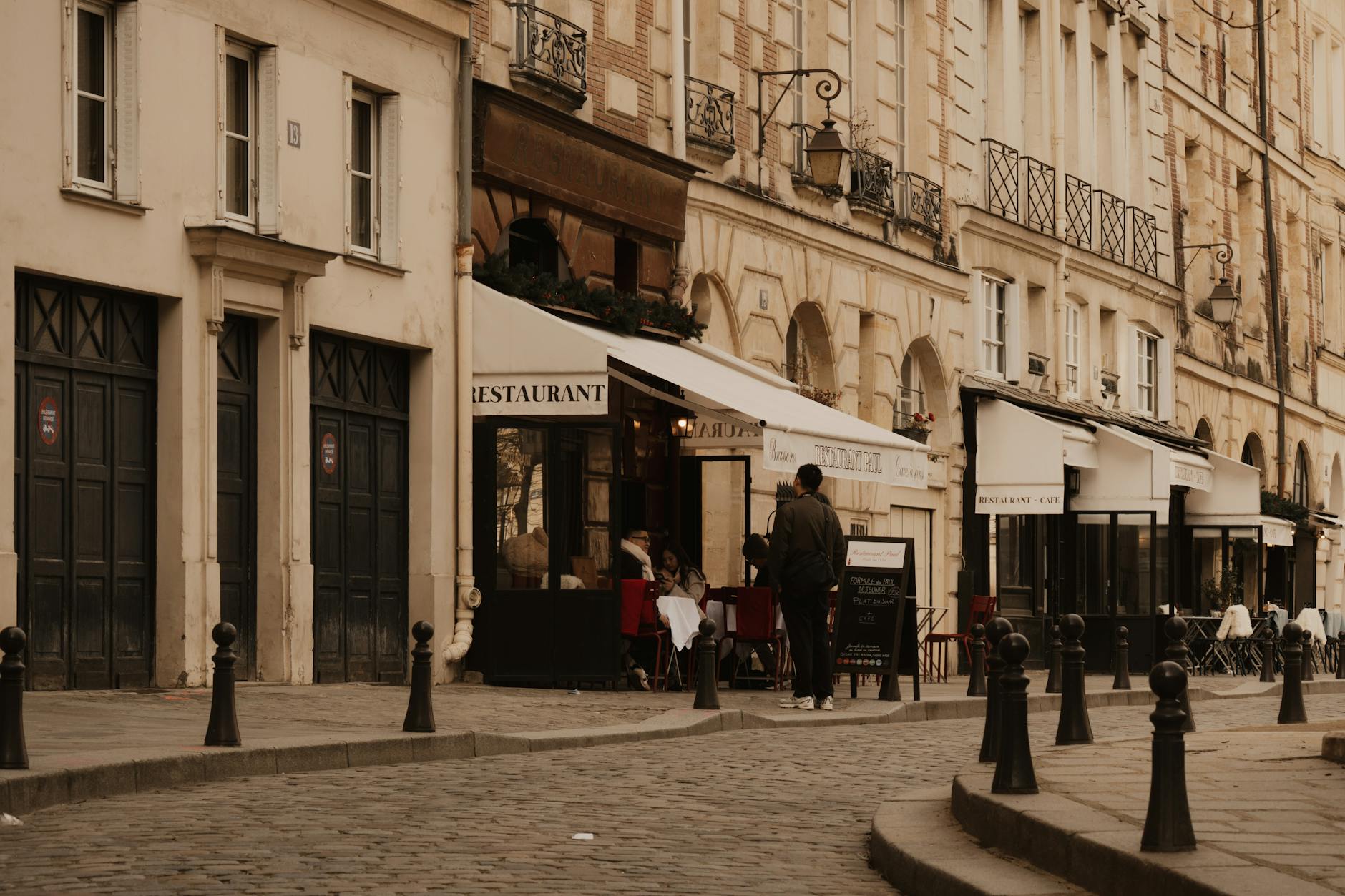 Café de Flore à Paris : l&rsquo;âme de Saint-Germain-des-Prés