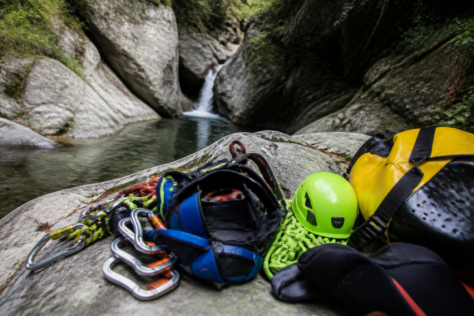 Précautions et différences avec le canyoning