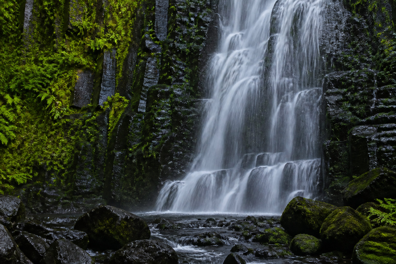Explorer les trois chutes d'eau du site