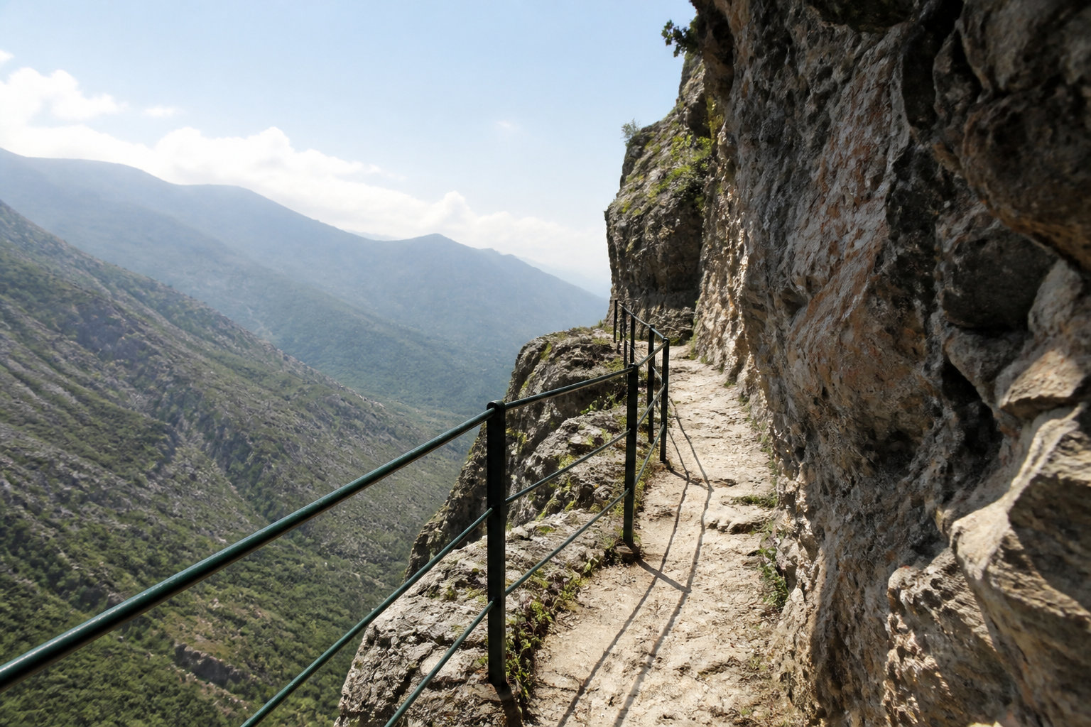 Franchir les passages escarpés vers les vasques