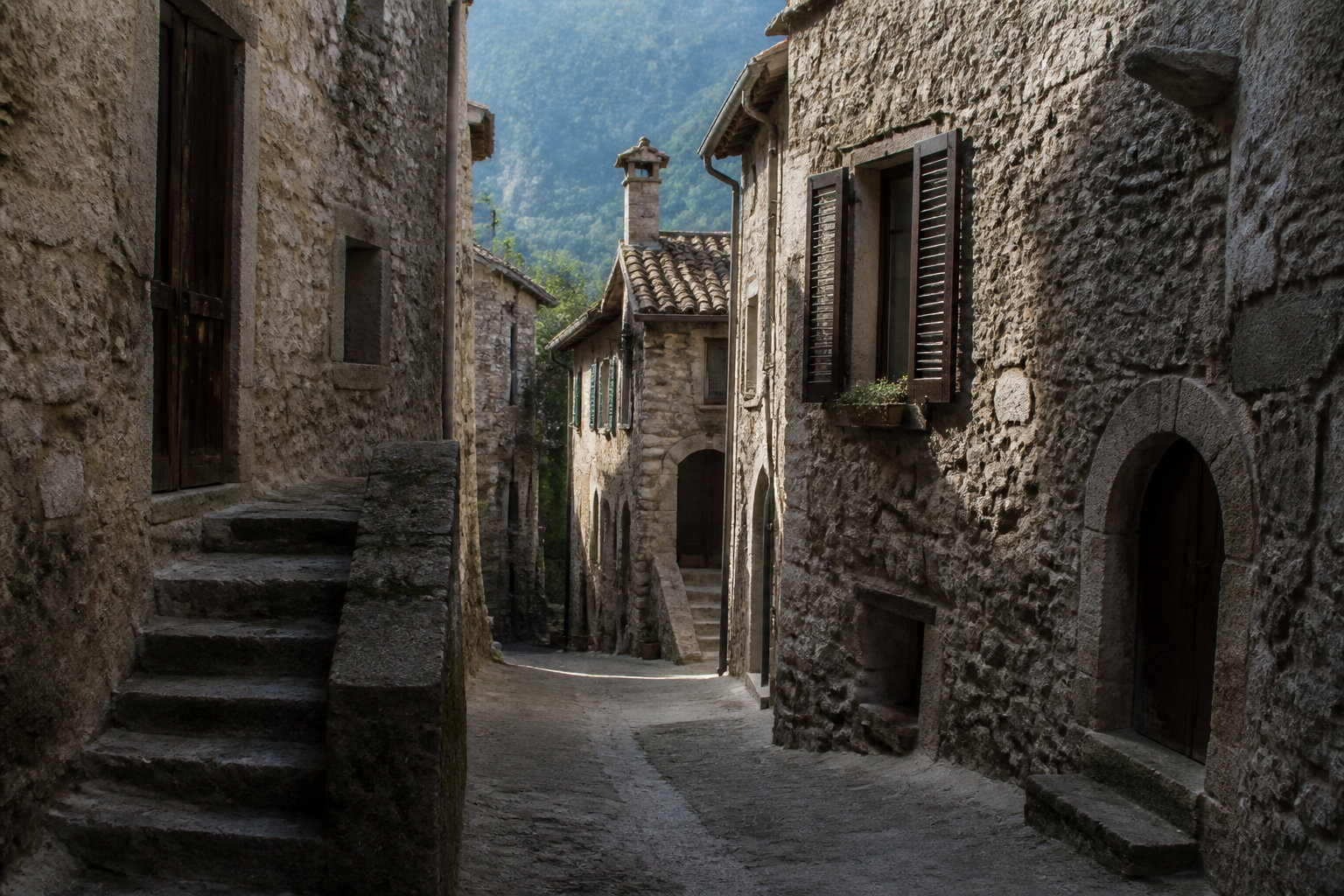 Traverser le vieux village de Pontaix