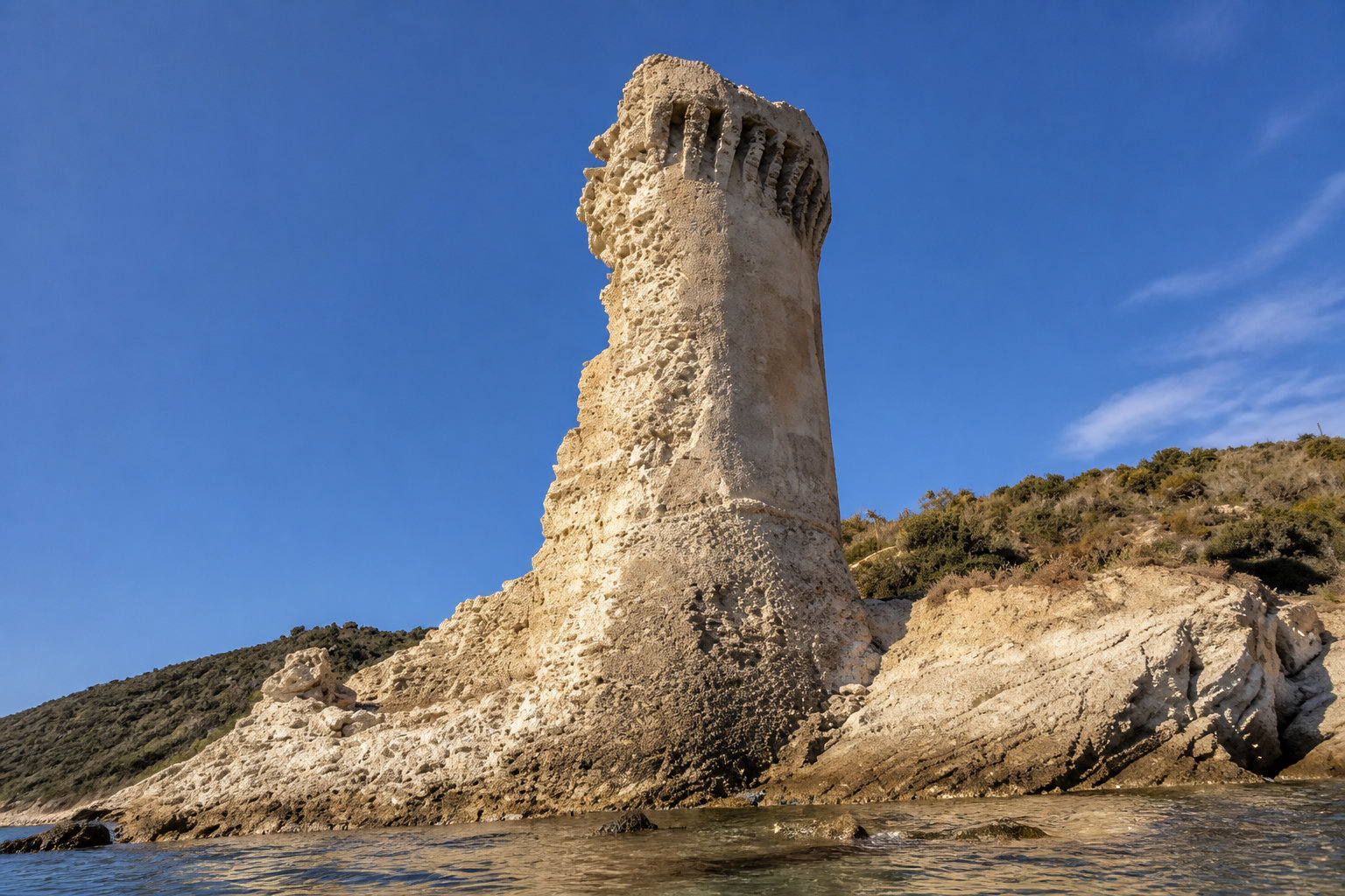 Marcher sur le sentier littoral et ses vestiges