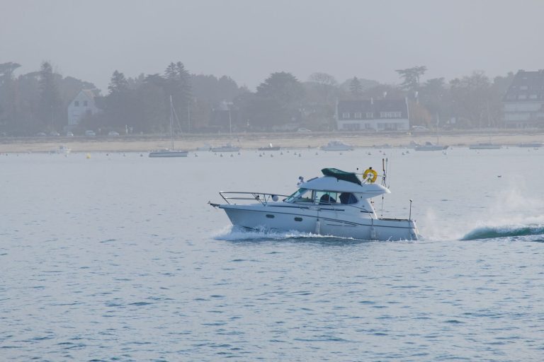 Explorer les rivages avec une carte du golfe du Morbihan
