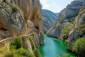 Découvre les Gorges de Galamus : Aventure et Nature