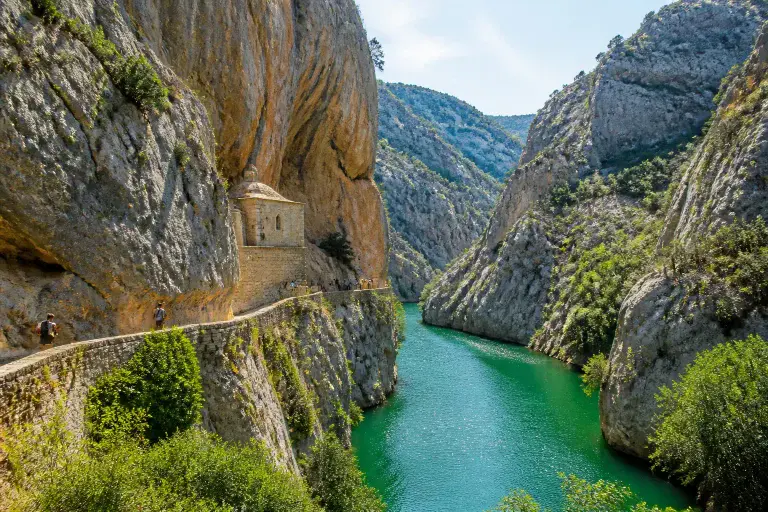 Découvre les Gorges de Galamus : Aventure et Nature