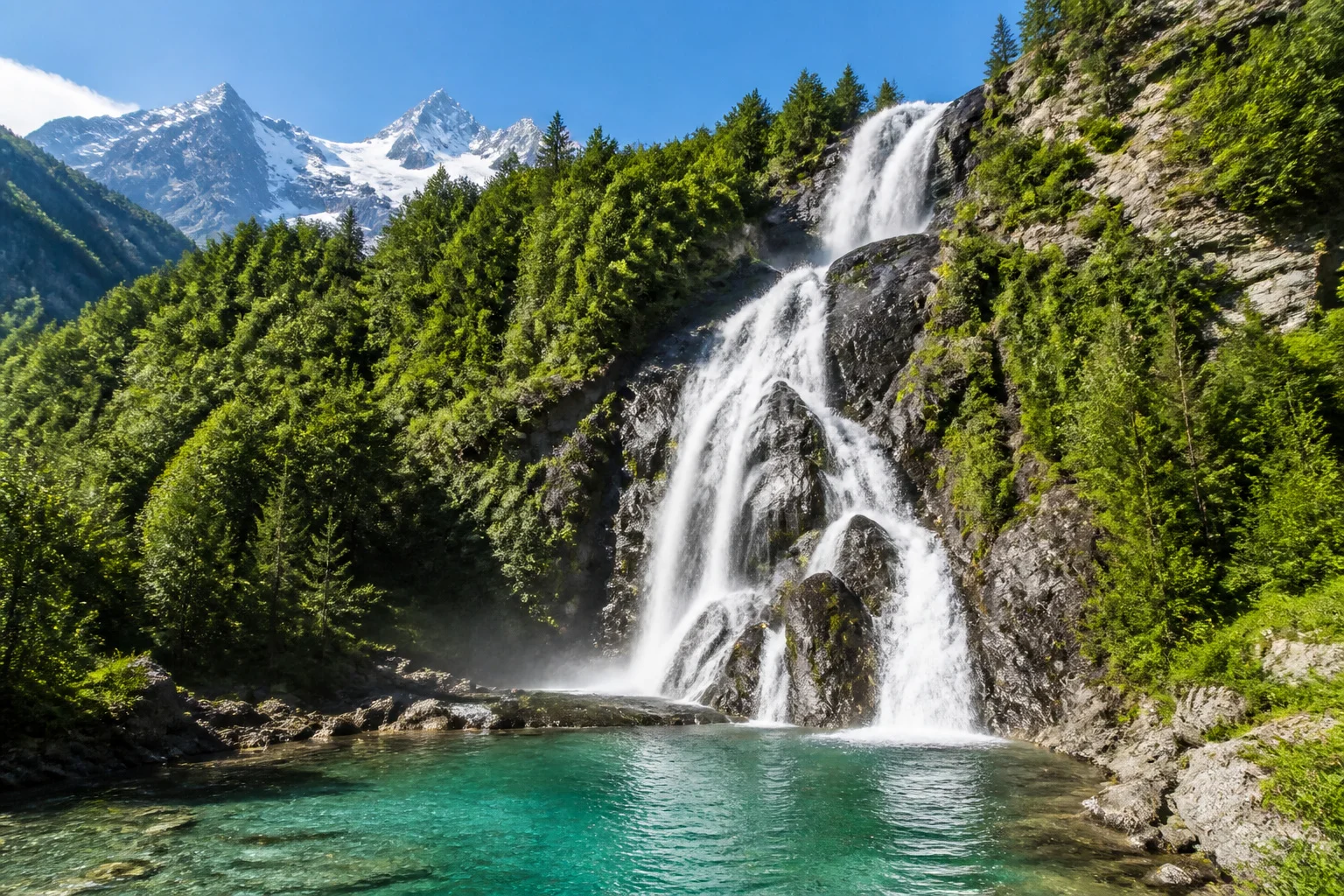 Cascade darpenaz majestueuse chute deau alpine