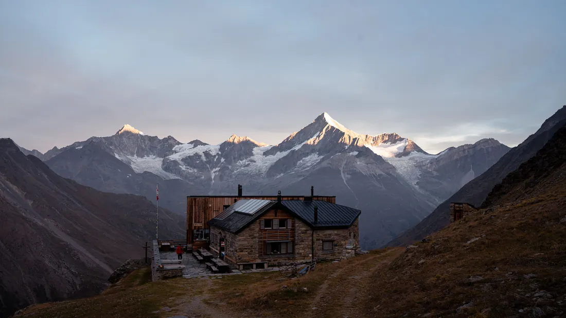 Refuge de montagne au coucher du soleil