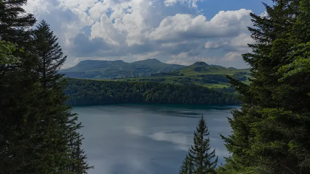 Le lac Pavin, lac de cratère du massif du Sancy (photo Issartel, CC BY-SA 4.0, Wikimedia Commons)