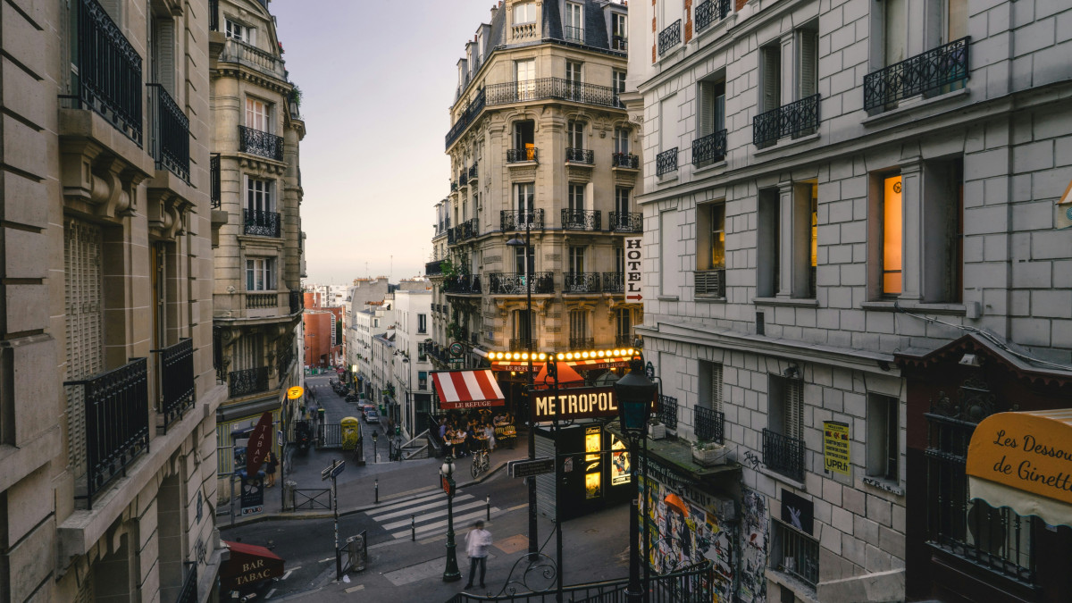 Prise de vue en hauteur des rues de Paris à la tombée de la nuit.