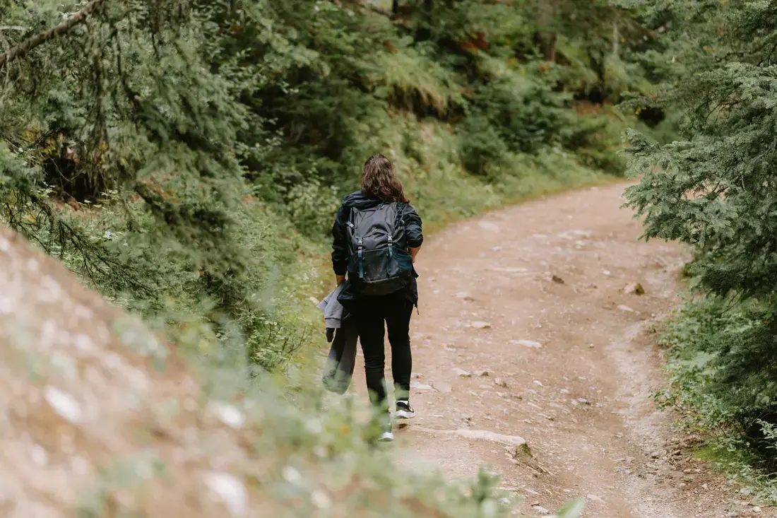 Randonneur sur un sentier forestier avec son sac