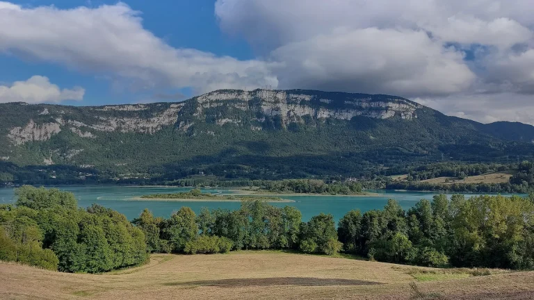 Lac d’Aiguebelette : plages, règles et week-end en Savoie