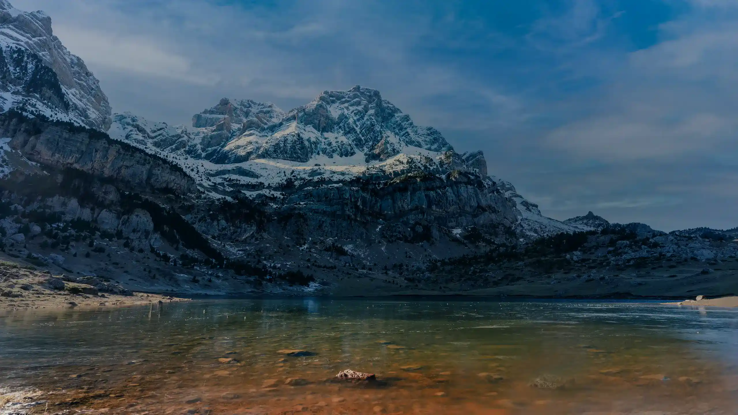 Lac d'altitude du secteur d'Ayous et pic du Midi d'Ossau