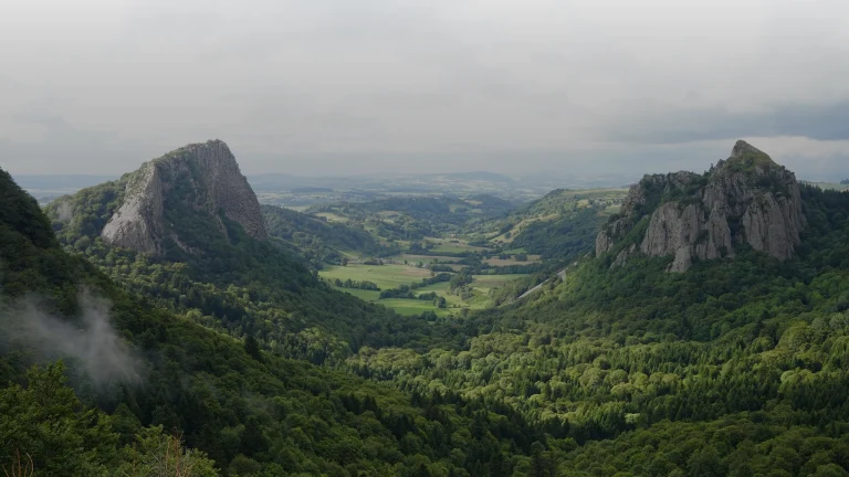 Lac Chambon : baignade, tour du lac et accès en Auvergne
