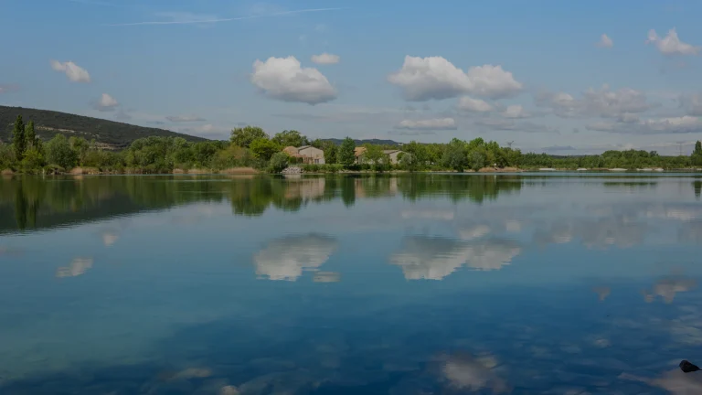 Lac de l&rsquo;Aréna : tour de 3,5 km, baignade et accès libre