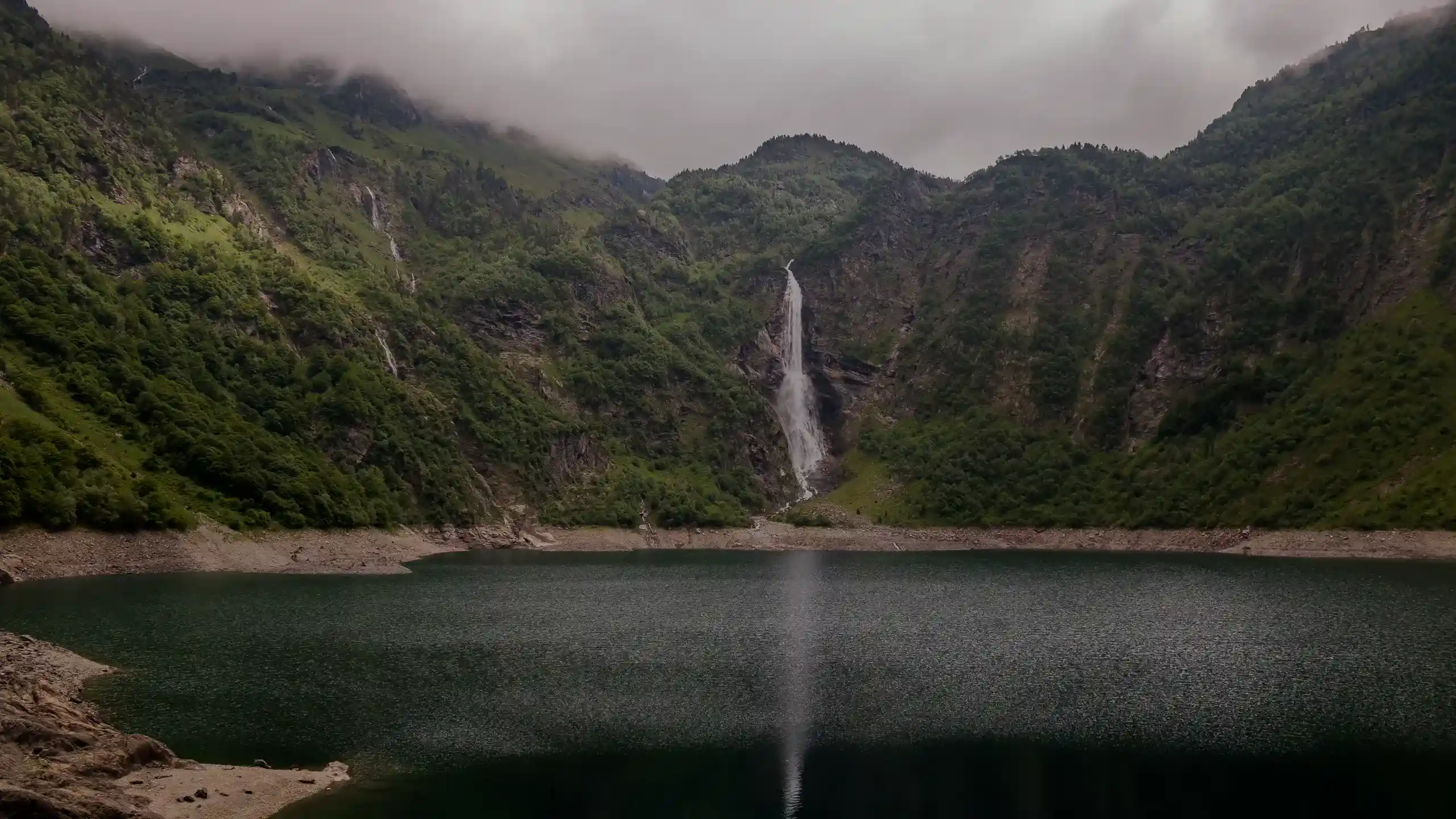 Le lac d'Oô et sa grande cascade sous les nuages