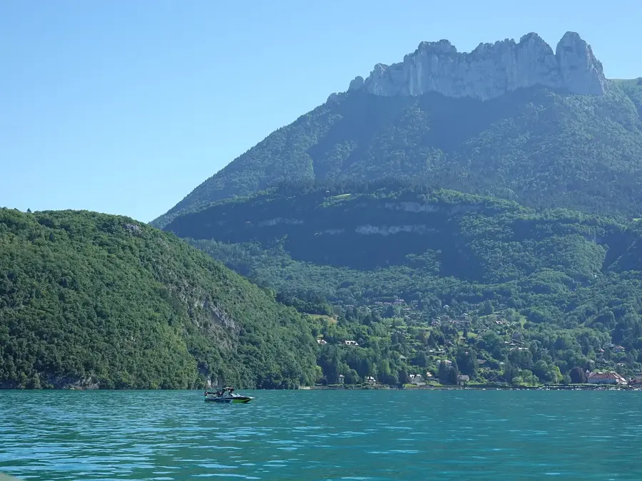 Baie de Talloires sous les Dents de Lanfon, vue depuis le lac d'Annecy