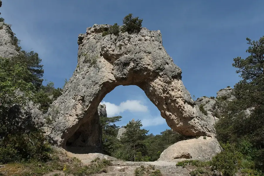 La Porte des Mycènes, arche de calcaire dans le chaos de Montpellier-le-Vieux, sur le Causse Noir