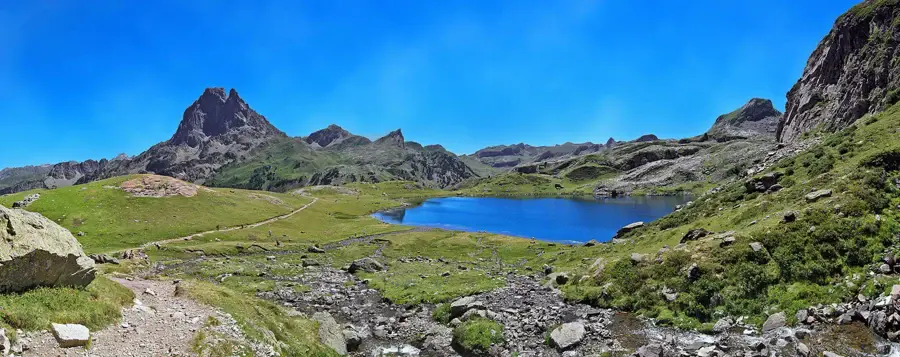 Pic du Midi d’Ossau dominant un lac d’altitude du secteur d’Ayous