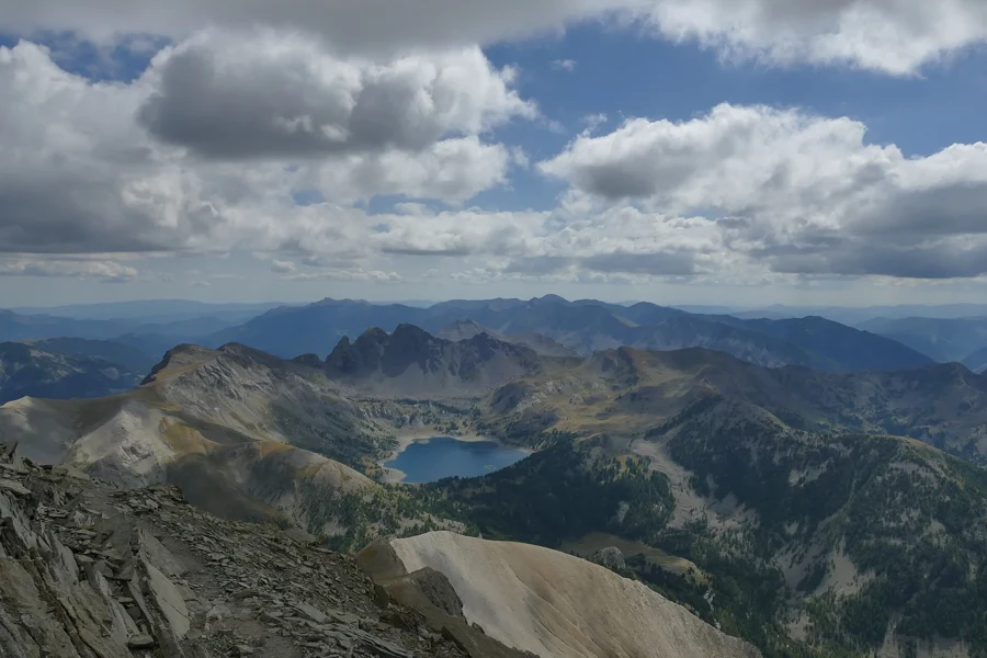 Lac de montagne au pied de sommets rocheux dans les Alpes du Sud
