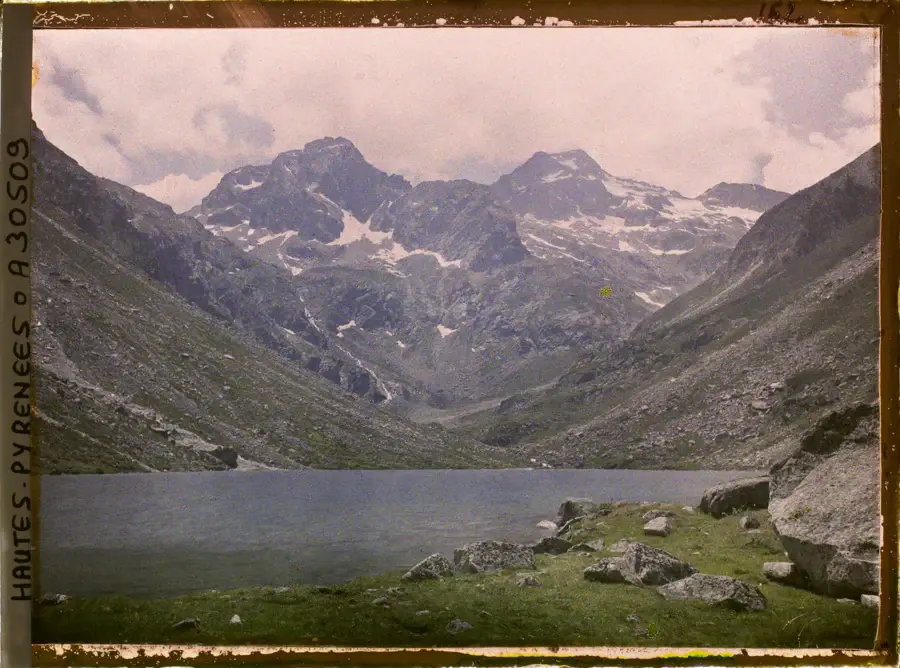 Le lac d'Estom et ses pics enneigés sur un autochrome ancien