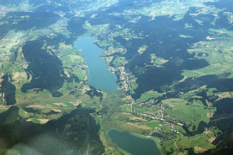 Vue aérienne du lac de Saint-Point et du lac de Remoray dans le Doubs, 2007