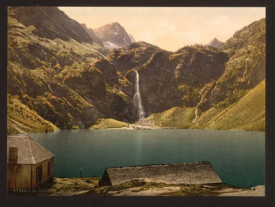 Photochrome ancien du lac d'Oô vers 1900, la cascade au fond du cirque et des bâtiments sur la rive