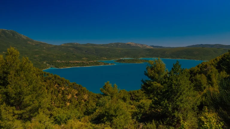 Lac d'Esparron : plages, bateau et règles du Verdon