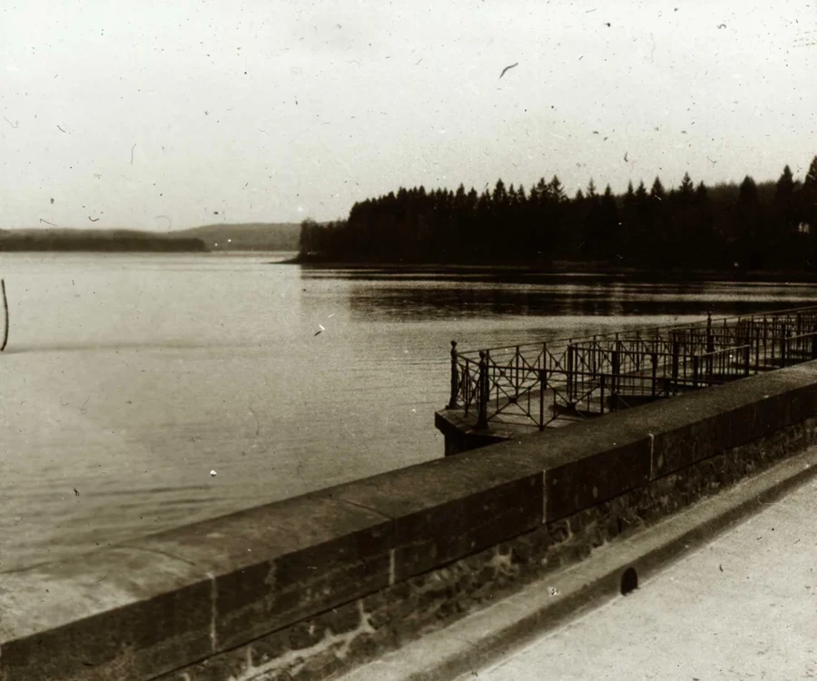 Le lac des Settons dans le Morvan, vu depuis le barrage, sur un cliché ancien en noir et blanc