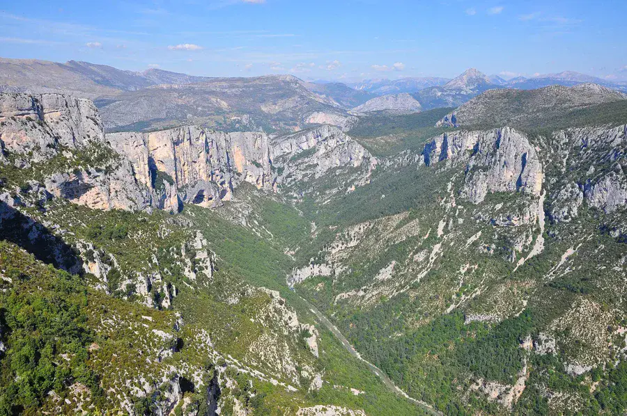 Vue aérienne des gorges du Verdon depuis le belvédère du Tilleul, sur la route des Crêtes